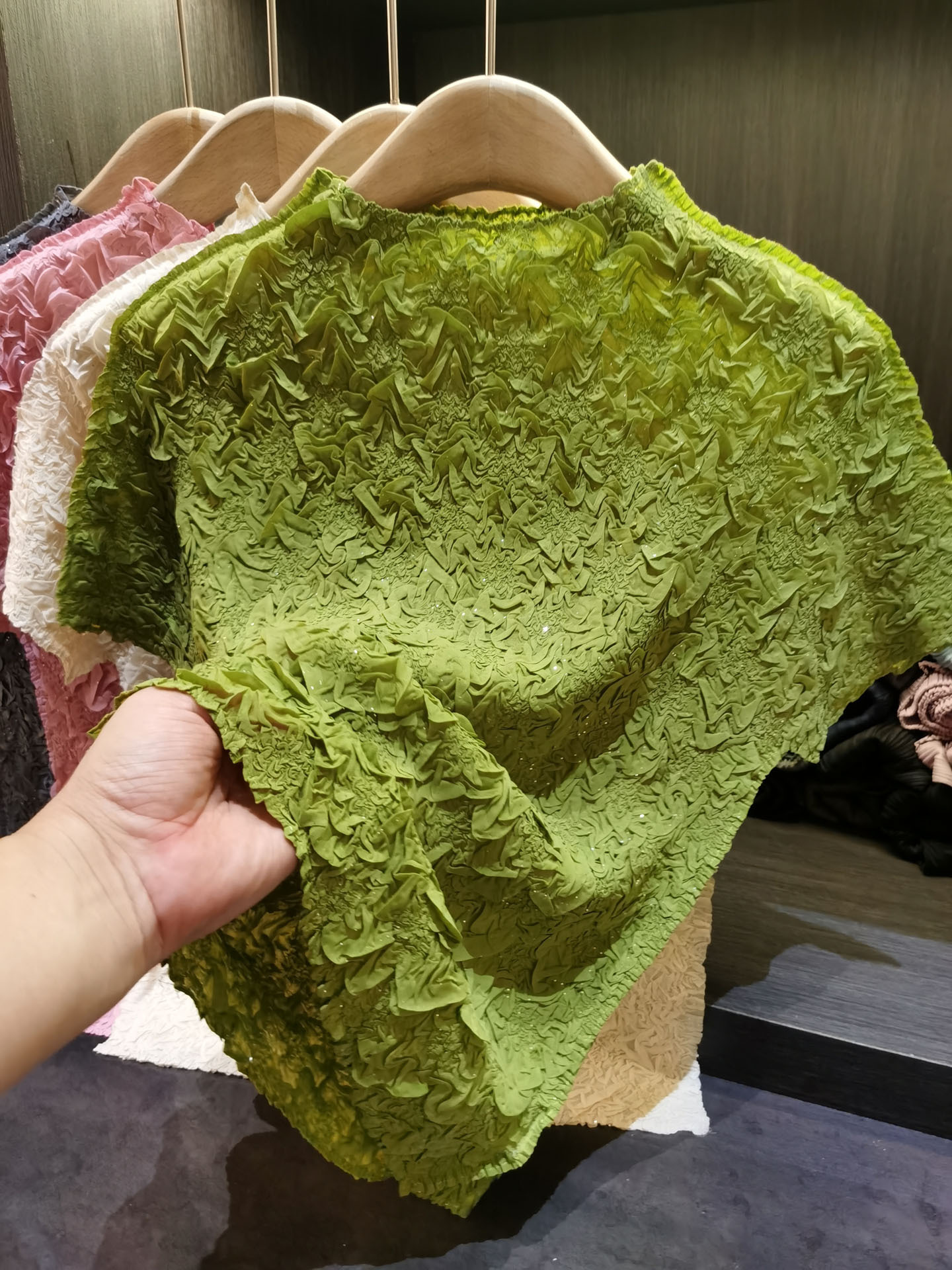Áo thun ngắn tay nữ cổ tròn xếp li dập nổi kim cương, chất liệu cotton phối polyester, form suông thoải mái, phù hợp đi làm và dạo phố mùa hè — Màu hồng, Màu xanh lá, Màu mơ