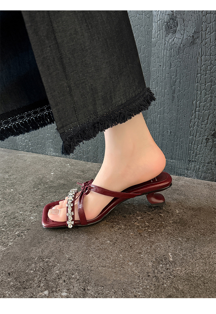 Sandal cao gót nữ mũi vuông đính đá pha lê, quai ngang nơ bướm, gót 9 cm — màu đen, Rượu vang đỏ, màu trắng ngà chi tiết 17