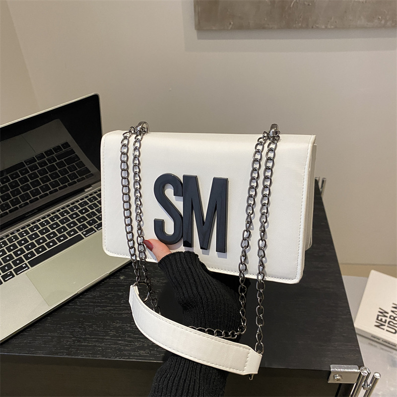 Bolso de moda moda de estilo 2025 primavera y verano nueva moda personalidad simple letras bolso de hombro de cadena casual