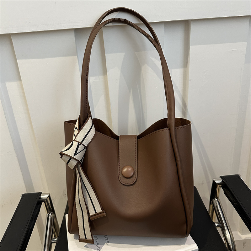 Winter capacious shoulder bag, retro one-shoulder bag