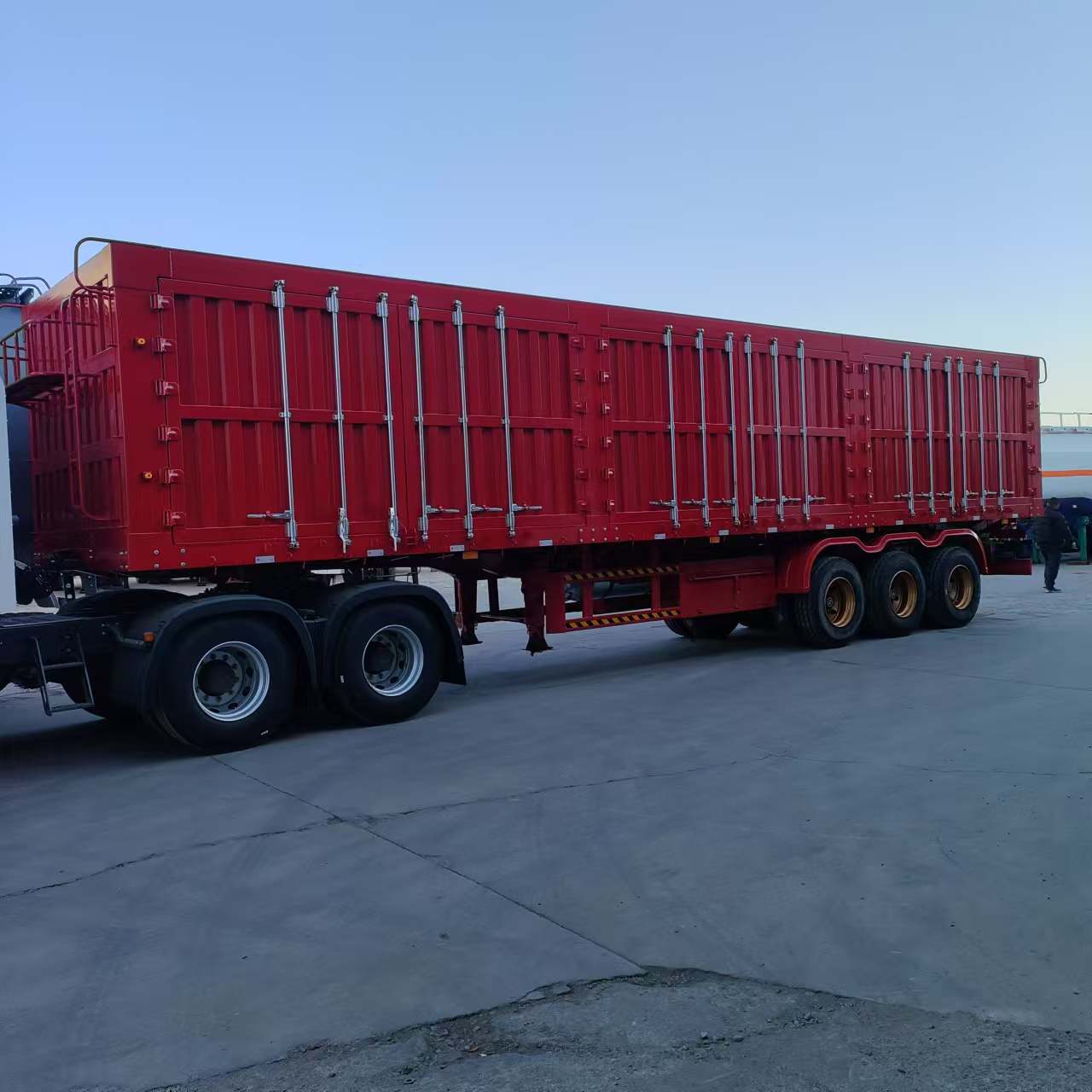 Cross-Border Export of 13m Type Box-Type Semi-Trailers for Transportation, Manufacturer-Specific Heavy-Duty Box-Type Trailers, Side-Turning Semi-Trailers