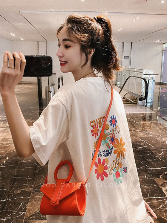 Áo thun nữ cổ tròn cotton in họa tiết hoa mặt trời tay ngắn — đen