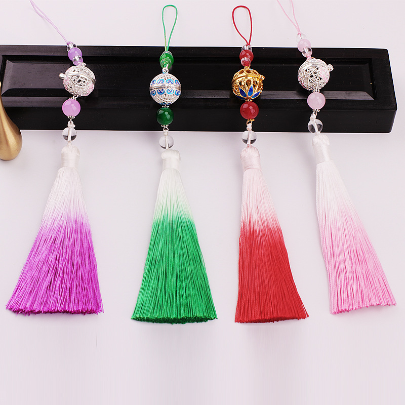 Pendant with tassels