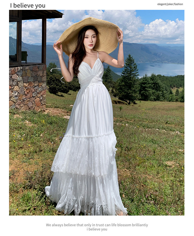 Boho-Urlaub: Weißes Maxikleid mit Spitzenbesatz und offenem Rücken – ein Kleid aus weißem Spitzen-Patchwork_voghion.com