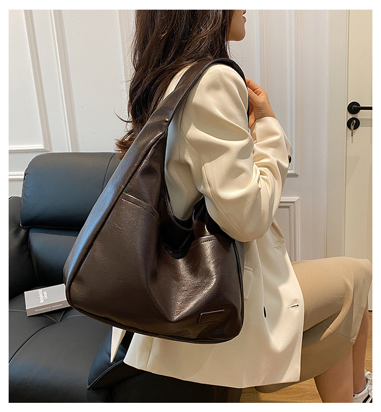 Large-capacity female 2024 new autumn and winter soft leather bucket bag, commuter tote bag, college student class single-shoulder bag details Picture