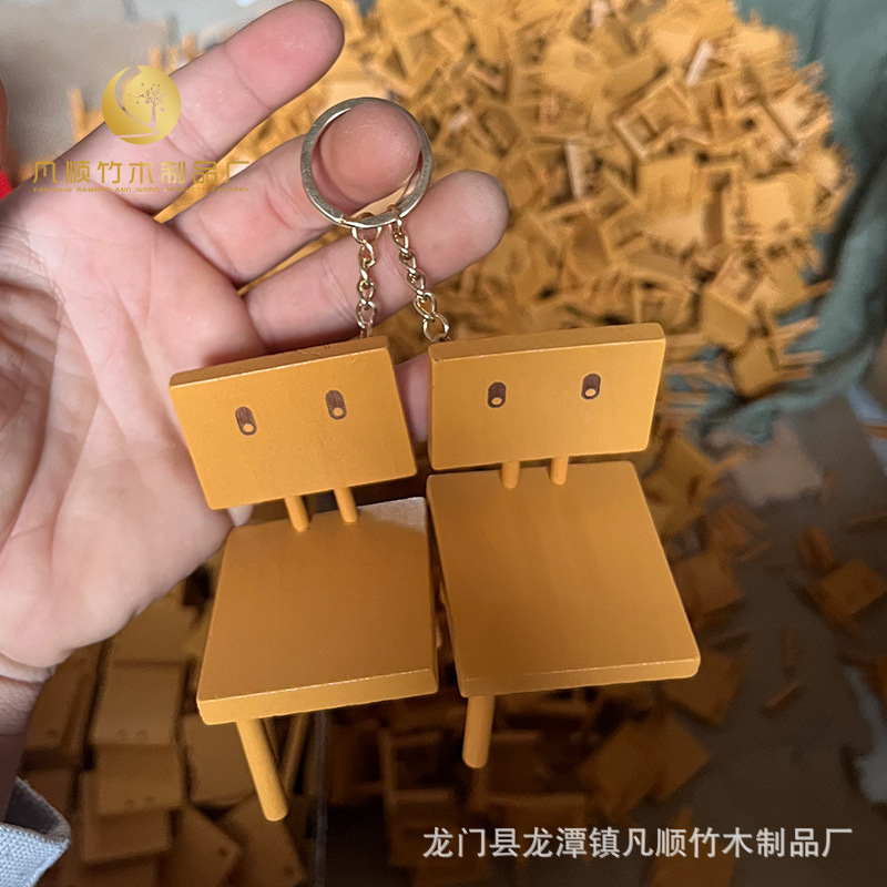 鈴芽の旅椅子草太椅子の小さいベンチのテーブルのアイデアの置物の戸締の周辺の草太の同じタイプの小さい木の椅子|undefined