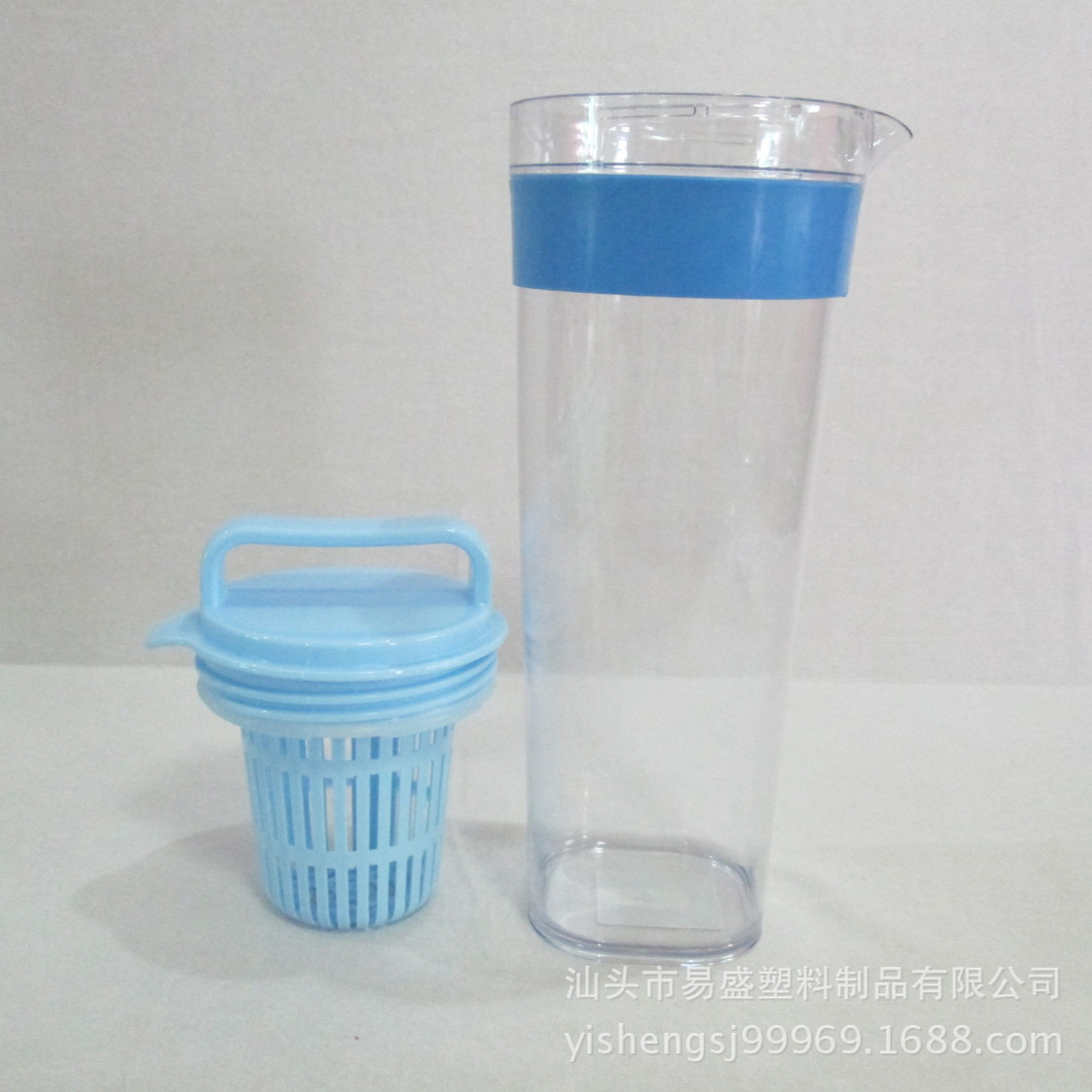 Suministro directo de fábrica sellado plástico con colador botella de agua fría del hogar una olla cuatro tazas botella de agua traje imprimible logo