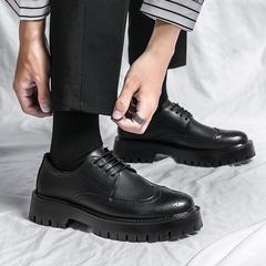 青少年の厚い底のファッション的な男性の靴の新型の布ロックの大きい靴は低いです。