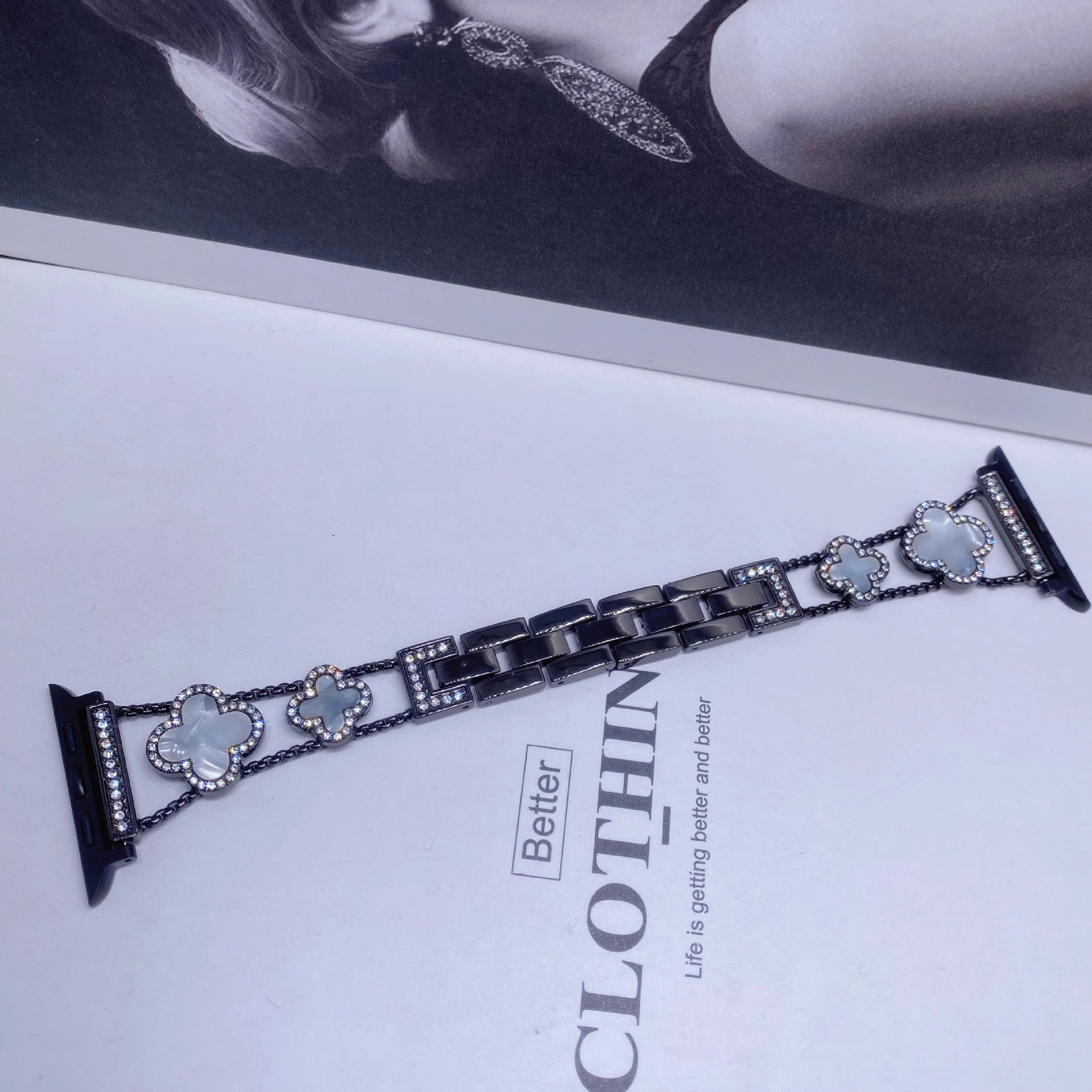 Apto para Apple Watch Apple Watch Correa de metal de trébol de cuatro hojas de diamantes de moda de SE1-10 generación