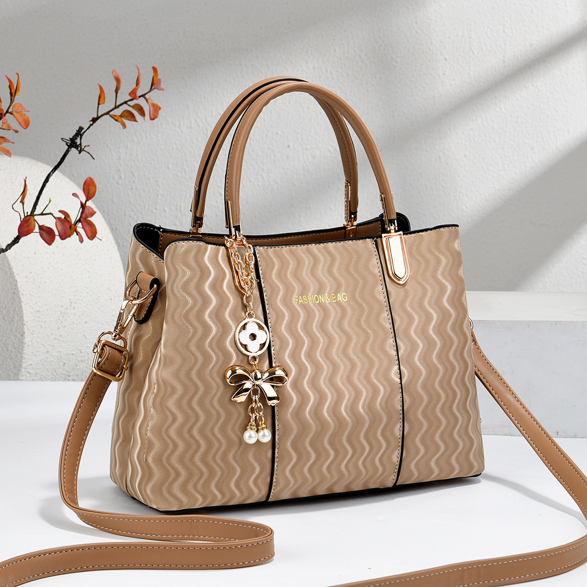 2026 nueva moda coreana bolso ondulado de agua mujer ligero temperamento lujoso gran capacidad de hombro bolso de mujer suministro