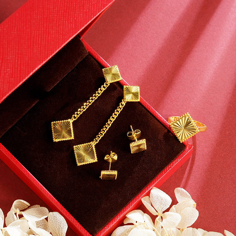 Combinación de anillo de aretes de oro de arena, moda cuadrada, lujo ligero, sentido de alta gama, verano de nicho, Yiwu, joyería al por mayor