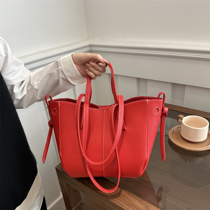 Bolso Tote casual de nicho de invierno para mujer 2024 nuevo bolso de alas de gran capacidad bolso de hombro de axila de viajero de todo fósforo