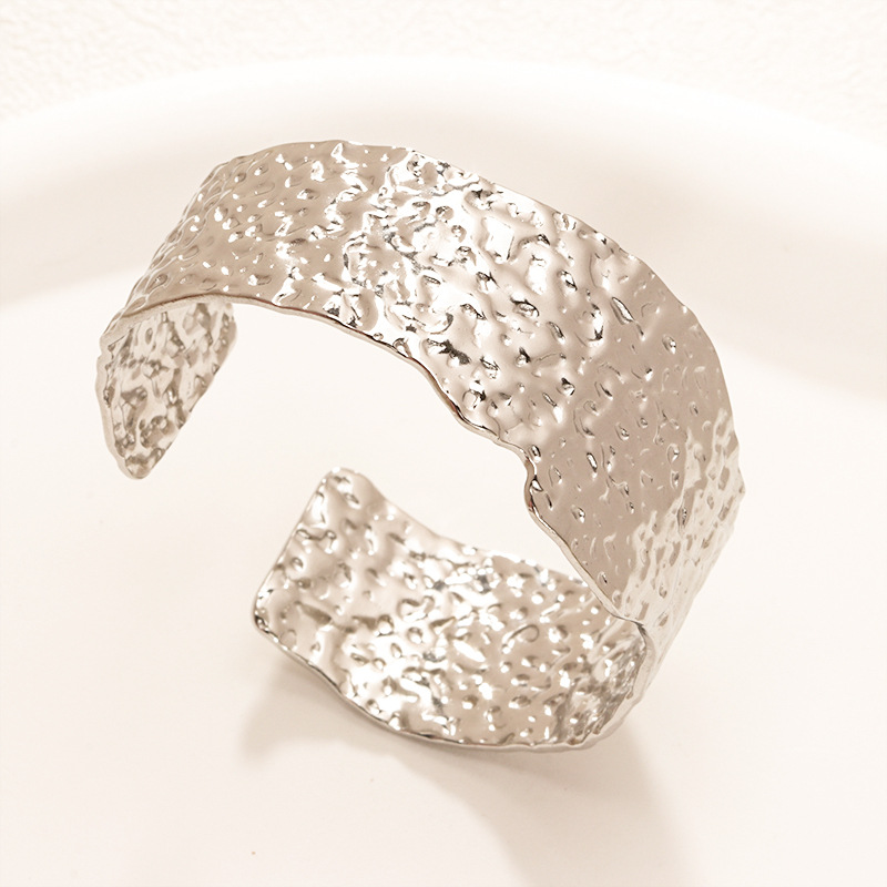 Fábrica en stock al por mayor de Europa y América transfronteriza de acero inoxidable en forma de C pulsera abierta ajustable chapado en oro 18K personalidad no se desvanece