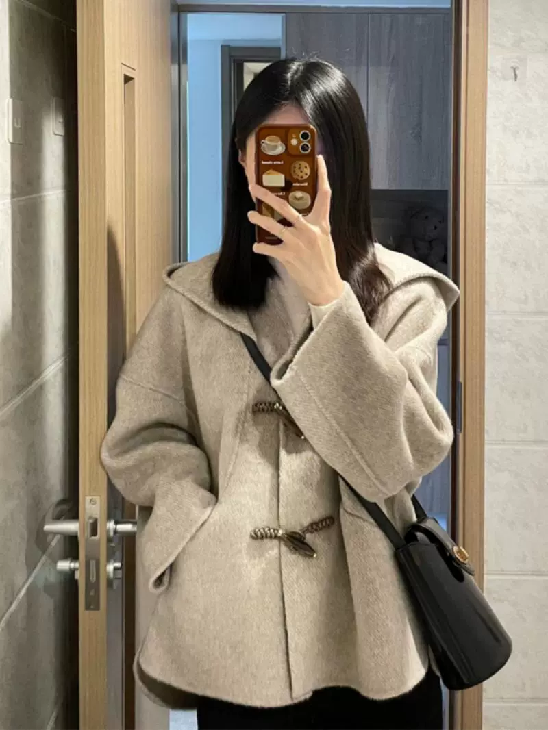 Короткое шерстяное пальто с роговыми пряжками женское осеннее зимнее 2023 новое чувство с капюшоном пальто толстый темперамент