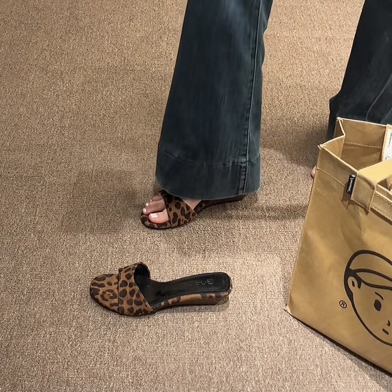 2026 primavera y verano nuevo hombre pequeño de moda leopardo dedo abierto nicho ligero fuera del hogar usar zapatillas de tacón de mujer image 4