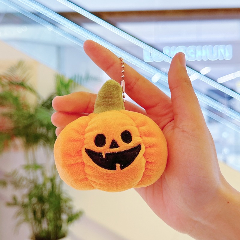 ハロウィーンのかぼちゃのキーホルダーのかばんはかわいいぬいぐるみの幽霊のリュックサックを掛けて子供の機械の露店を飾って卸売りします。|undefined