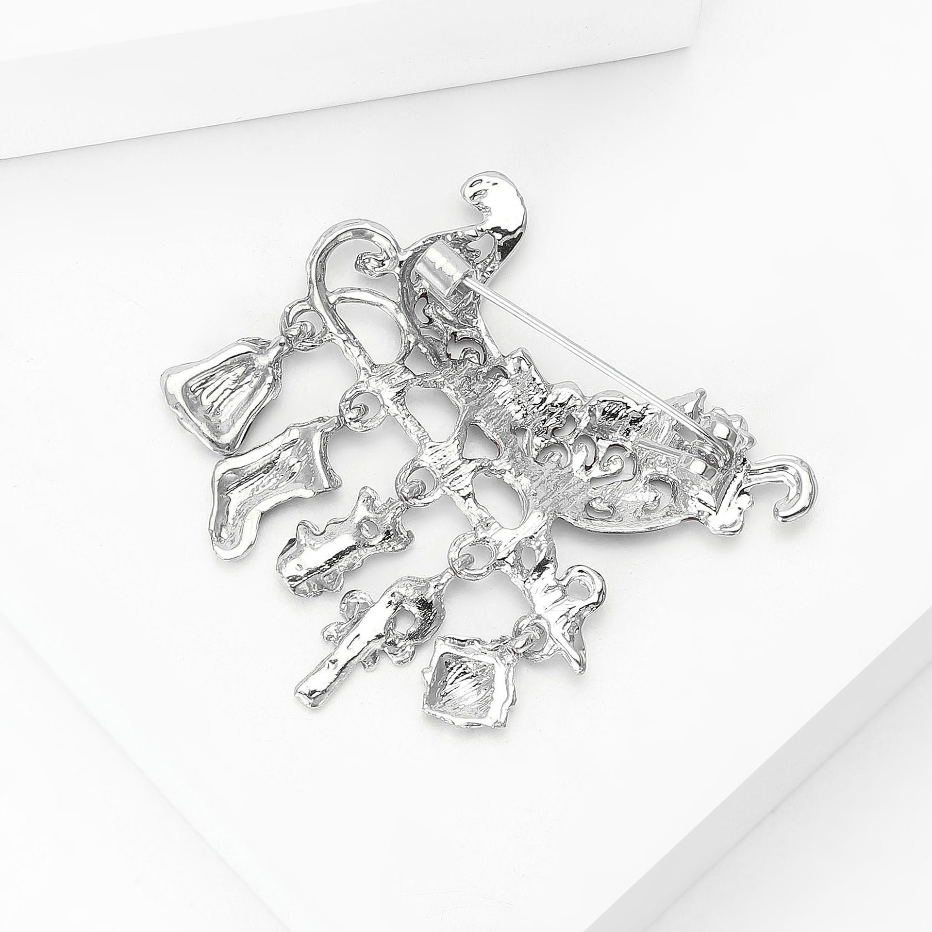 Oil-Drip Enamel Christmas Car Series Brooch, Fashionable Alloy Sleigh Car Brooch, Holiday Accessory Brooch, Versatile