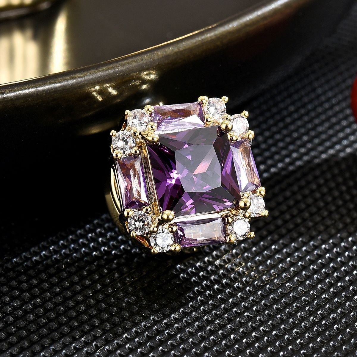 Magnetic Suction European and American Retro Light Luxury High-end Amethyst Brooch Simple Atmospheric Elegant Celebrity Style High-end Accessories Women