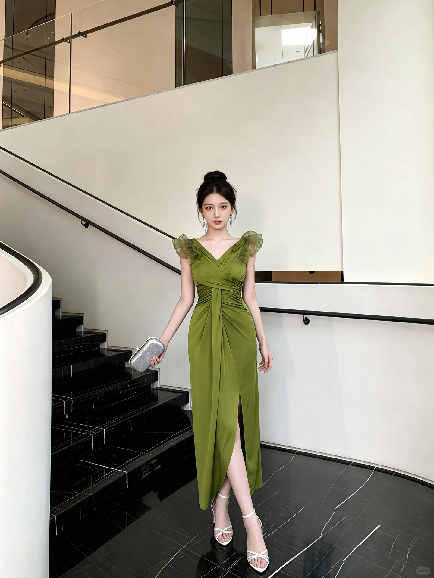 Váy suông midi cổ chữ V tay ngắn thiết kế lá sen xẻ tà — Xanh lá cây Matcha