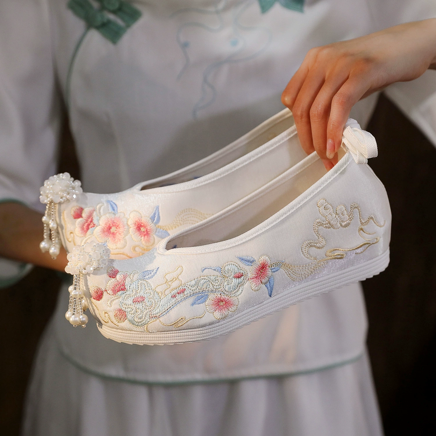 [Ruyi] Китайская одежда, женская новая весна 2024 года, старинная подходящая старинная вышитая обувь, увеличенная обувь с бантом