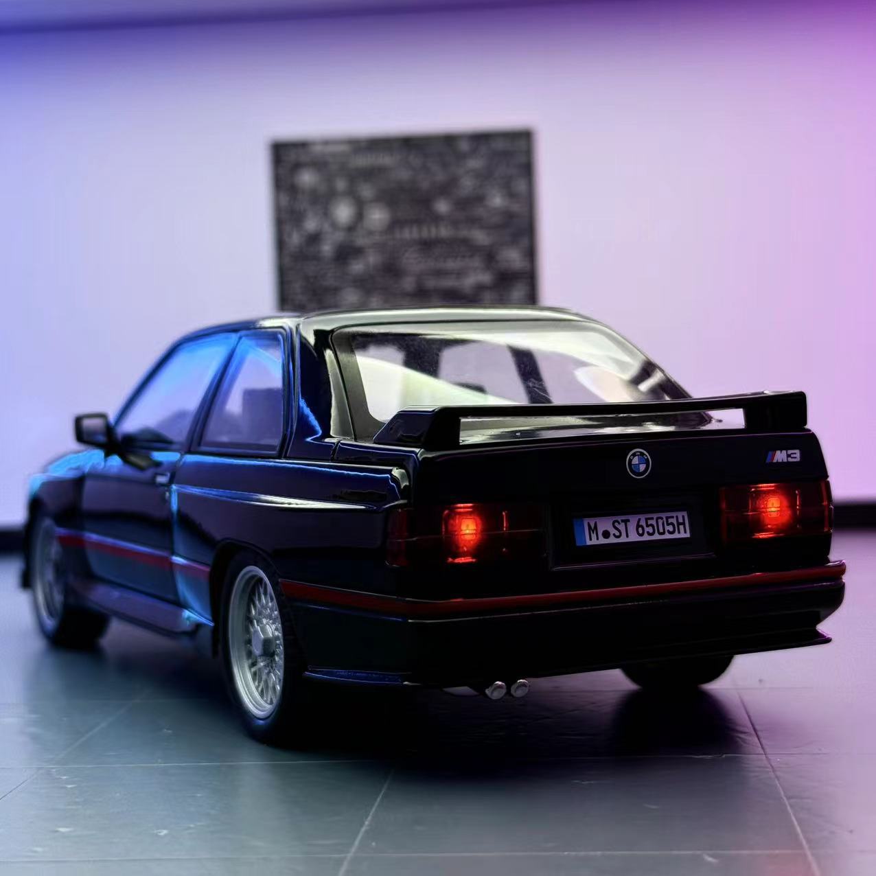 Coche a modo de coche 1:24 Baoma M3 coche deportivo modelo de aleación adorno de luz y sonido coche de juguete para niños al por mayor