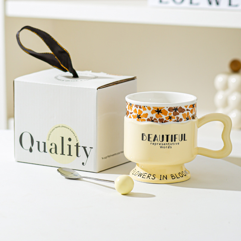 Taza de pie alto retro taza de marca de lujo ligera pareja de cerámica europea taza de leche regalo para mujeres de alto valor facial taza de agua