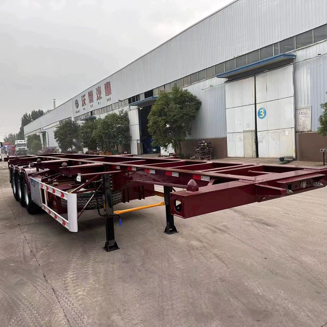 Легкий 8,5-метровый каркасный контейнеровоз трехосный высокопрочный стальной опасный груз 20-футовый каркасный перевозчик