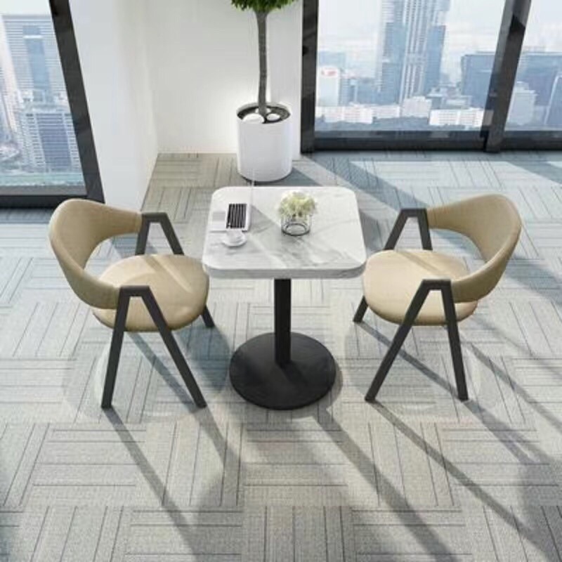 두꺼운 기둥이 있는 인조 대리석 사각 테이블 - 카키색 패브릭