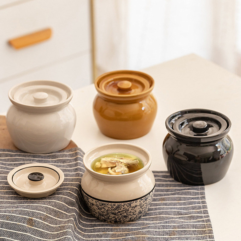 陶磁器の煮物の杯の瓦の缶は水を隔てて一人で蒸し卵の缶を食べます。|undefined