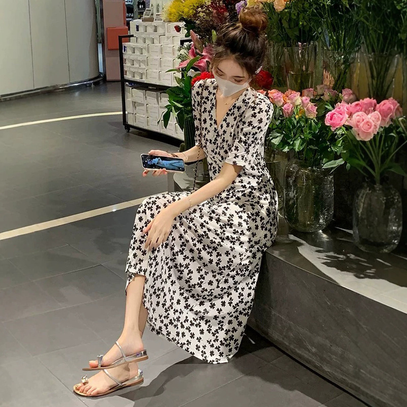 French Hepburn-style floral dress for women, summer design, niche and high-end, elegant and sophisticated, long dress that is slimming and elongating French Hepburn-style floral dress for women, summer design, niche and high-end, elegant and sophisticated, long dress that is slimming and elongating