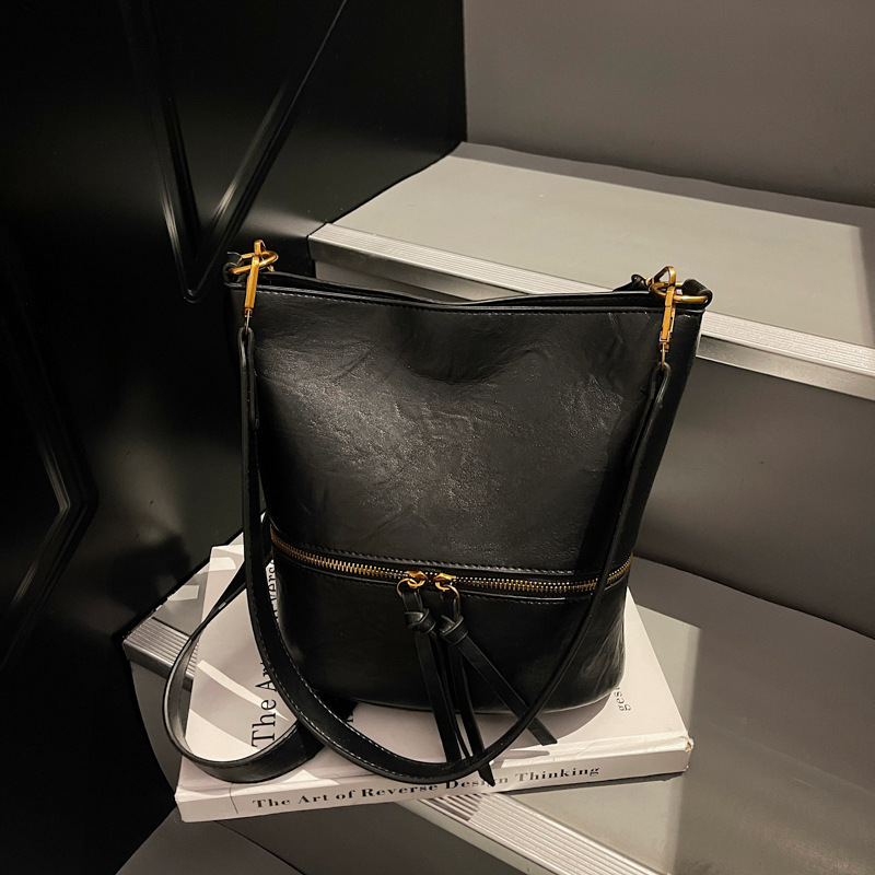 Nicho transfronterizo bolsos retro mujeres otoño y invierno 2025 nuevo estilo universal de viaje de un solo hombro bolso de cubo de alta sensación mochila