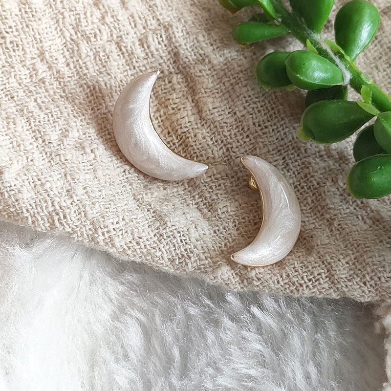 1 Pair Simple Style Moon Alloy Earrings display picture 1