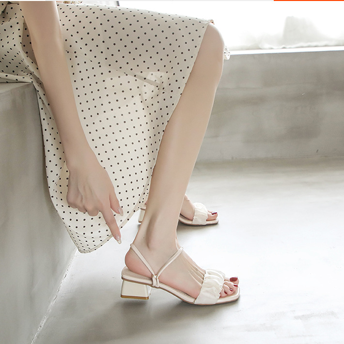 Sandalias para mujeres 2026 verano nuevo estilo exterior tacones gruesos antideslizantes red roja tacones franceses de hadas dos zapatillas frías image 3