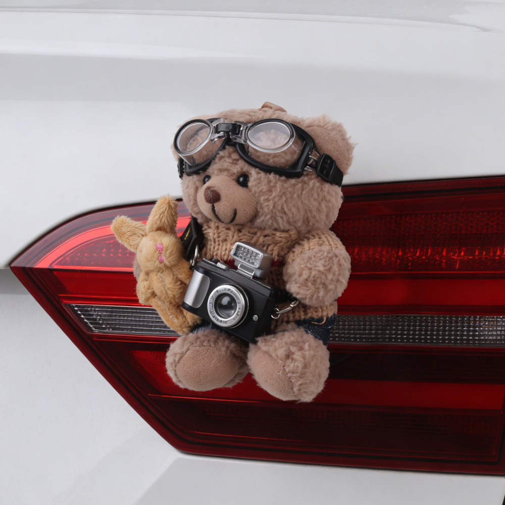 Colgante de coche Colgante trasero Dibujos animados lindo oso trasero trasero muñeca adorno pegatina baúl fuera del coche muñeca