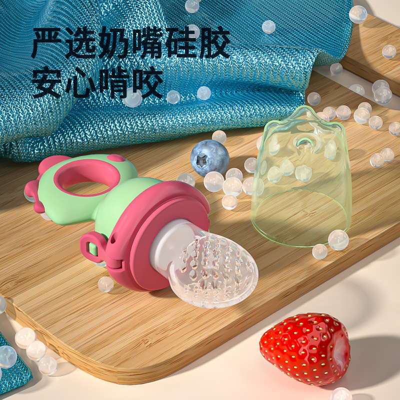 赤ちゃんは果物と野菜を噛んで、果物を食べます。|undefined