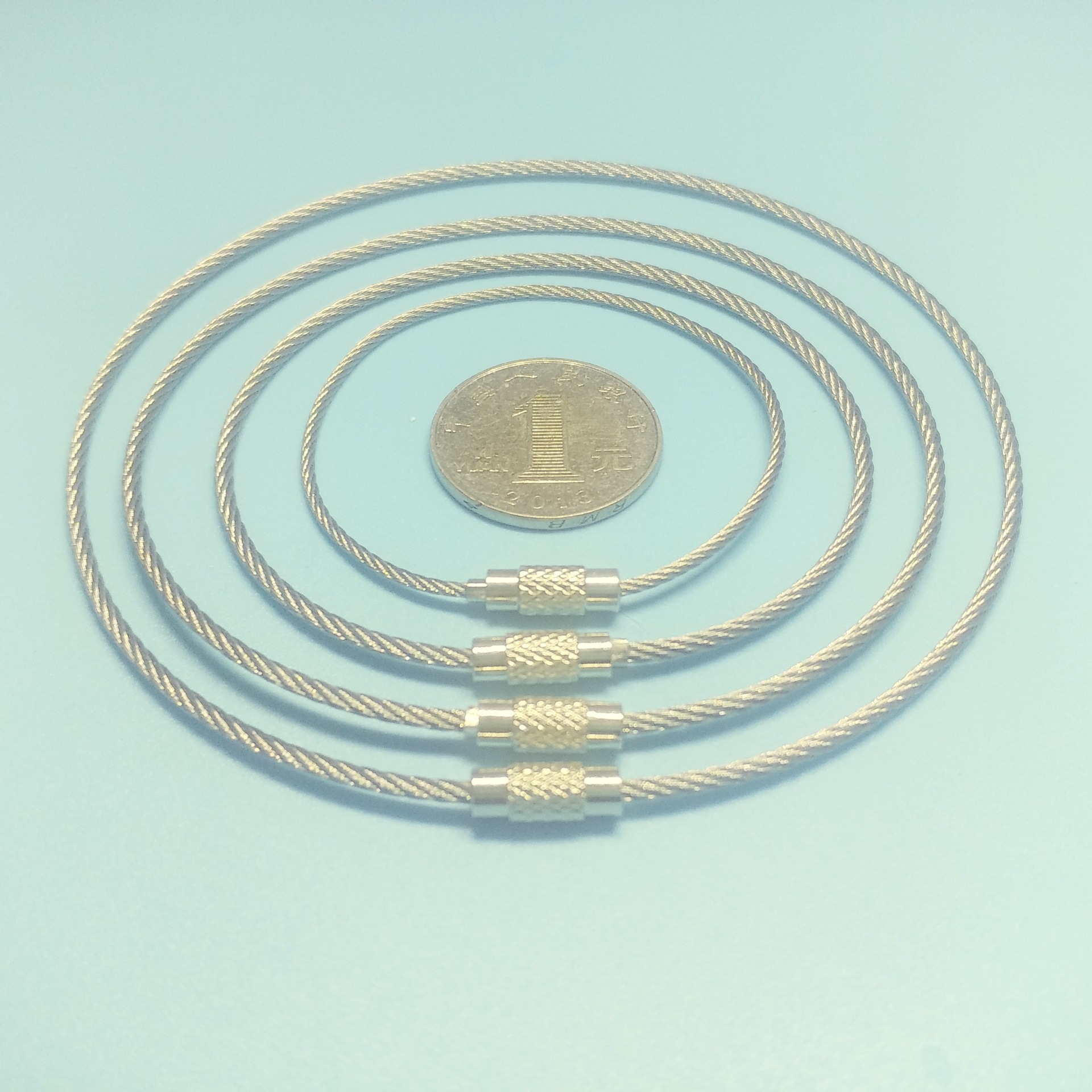 Un anillo de lámpara de cristal anillo de cortina llavero medio anillo doble bobina de conexión fina anillo pequeño de acero inoxidable joyería 304