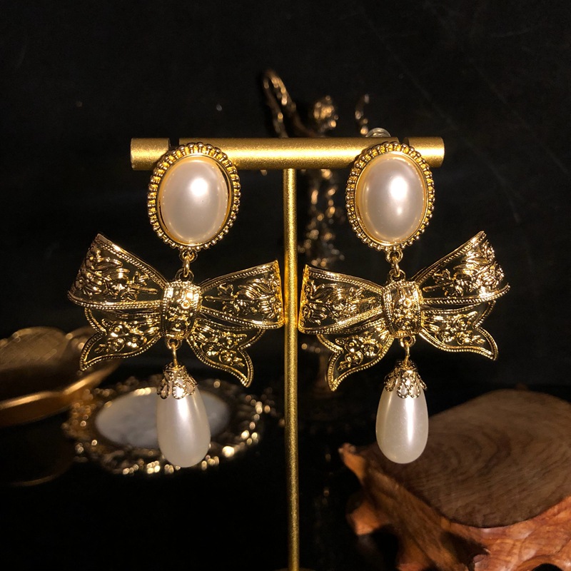 Sophisticated earrings with bow