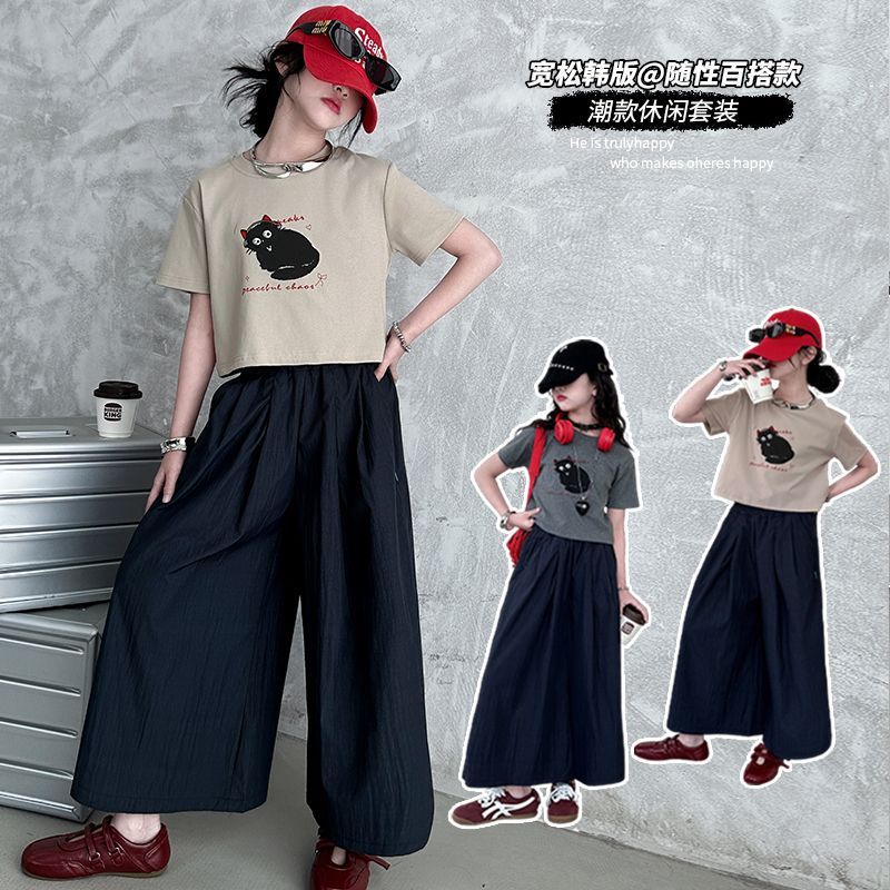 Korean style trendy girls' sportswear set, new summer cartoon school style children's short-sleeved casual two-piece set.