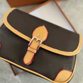 精典法棍单肩女包邮差包百搭腋下包斜跨时尚双肩带