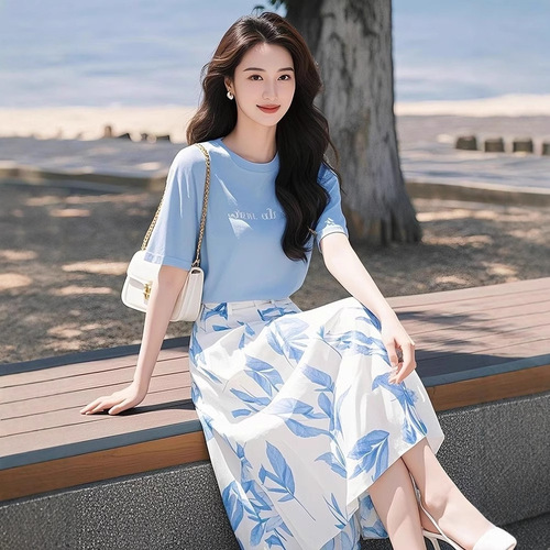 2025 New Summer Vacation Outfit Set - High-End, Slimming, Youthful T-Shirt and Skirt Two-Piece Set