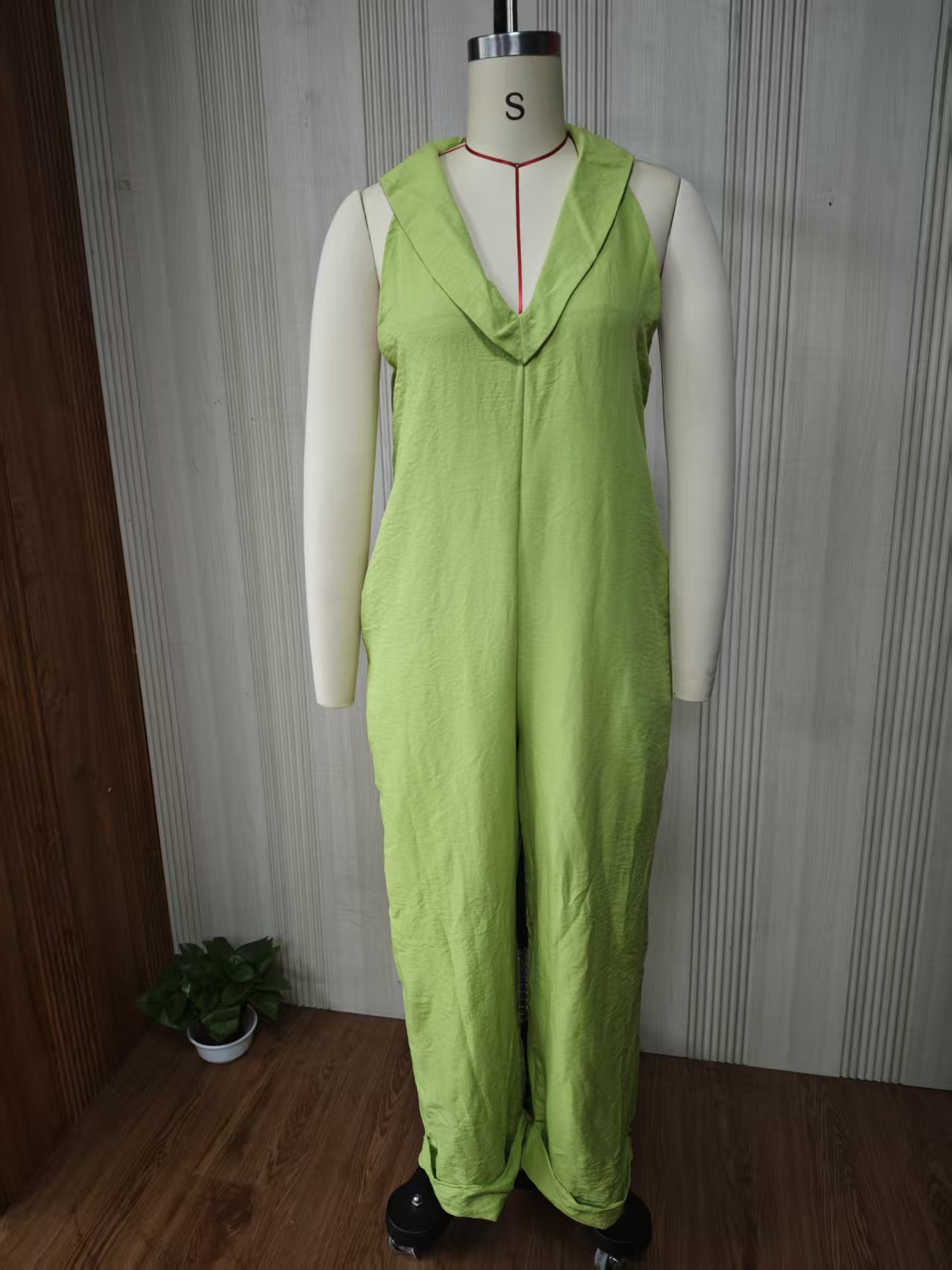Summer Casual Solid Color Women's Jumpsuit Sleeveless V Neck_ecoleips.com