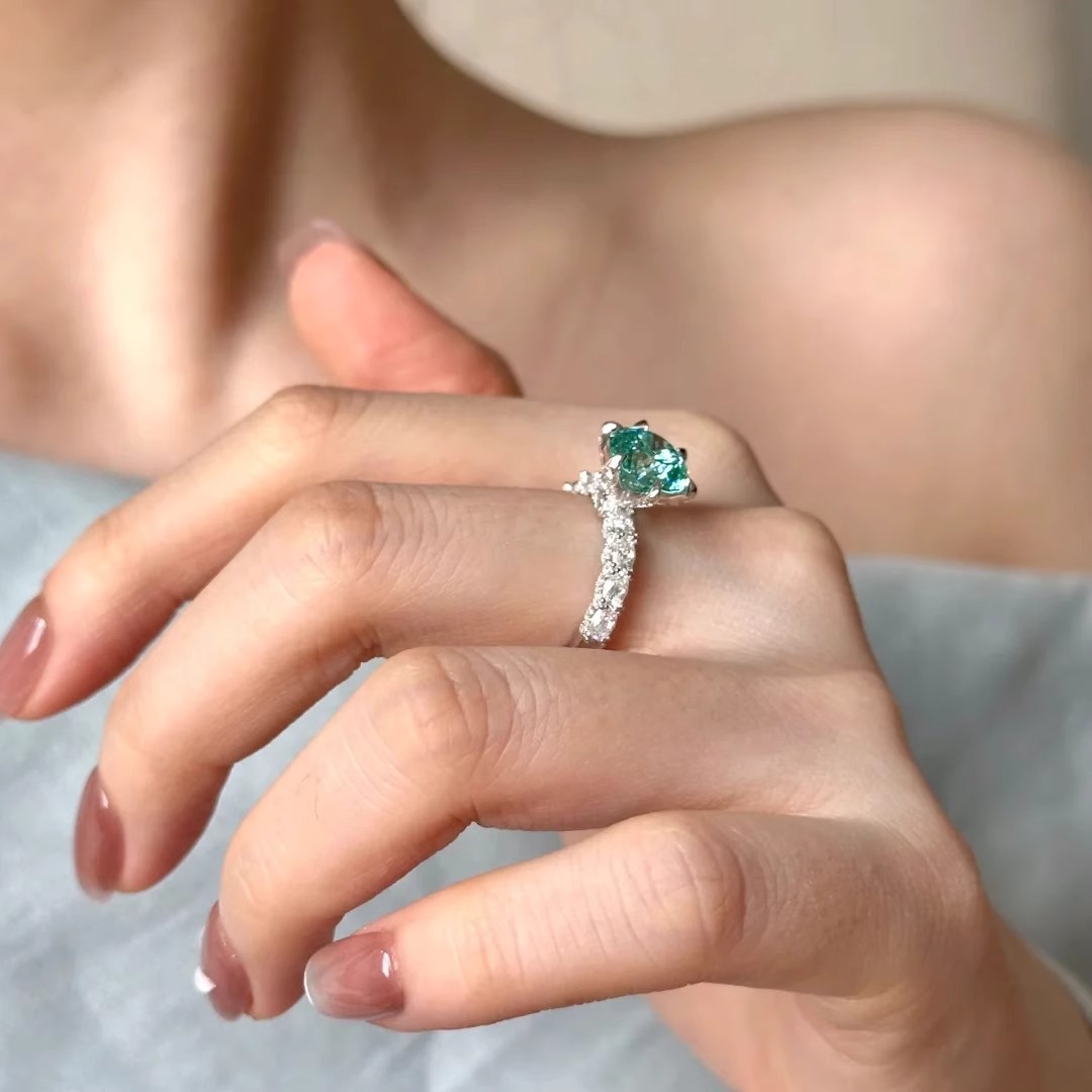 Designerring med grön diamant för damer lyxig mode_voghion.com