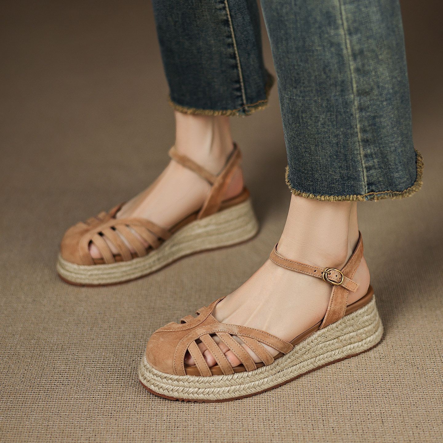 2026 cómodas sandalias casuales de paja huecas transpirables tacones de gamuza con hebilla romana para mujeres
