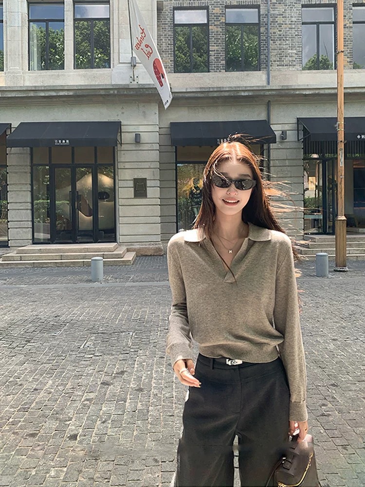High-quality replica wool women's long-sleeved collared base sweater, soft, comfortable, loose, versatile, and cozy knitwear.