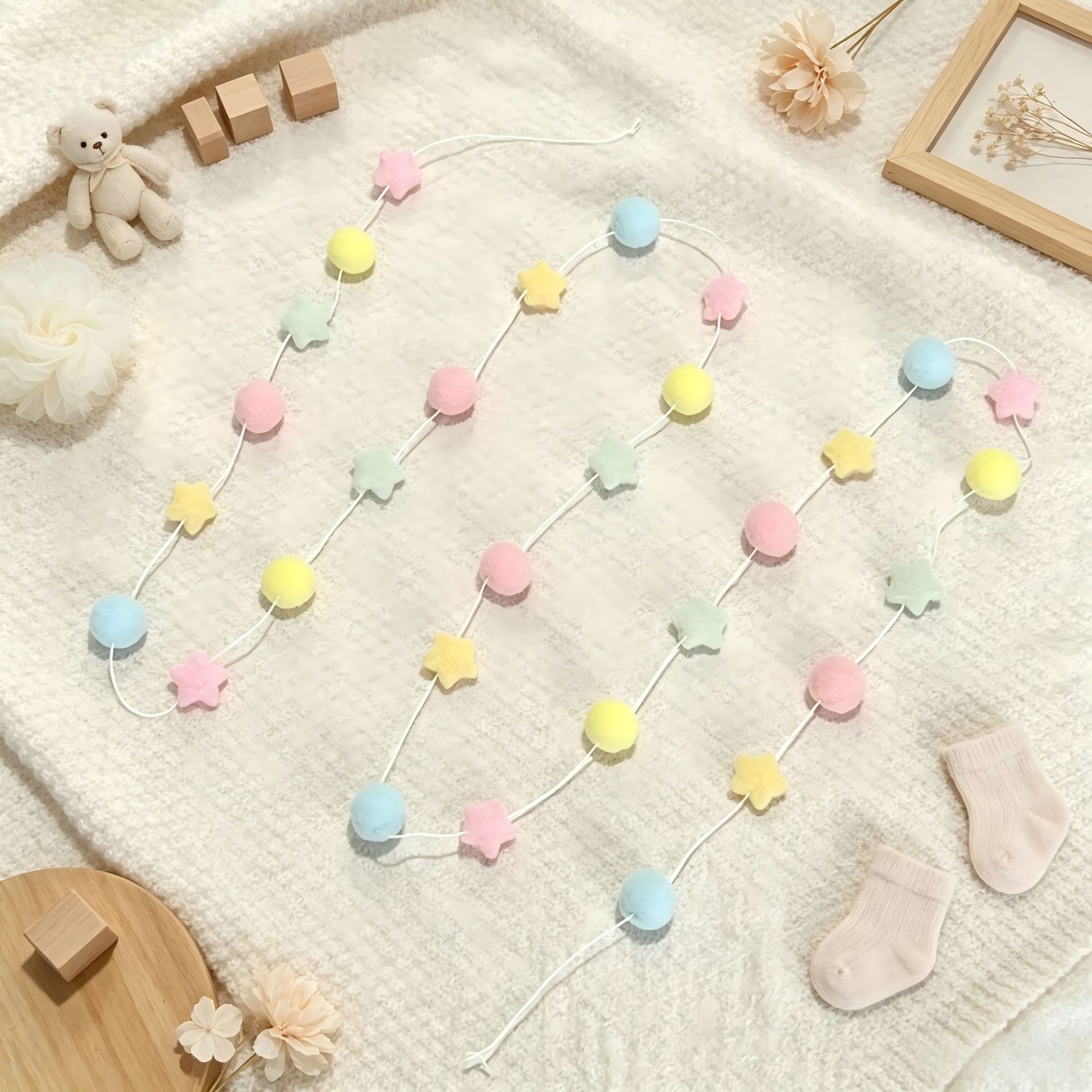 30 pom-pom stars with a diameter of 2.5cm
