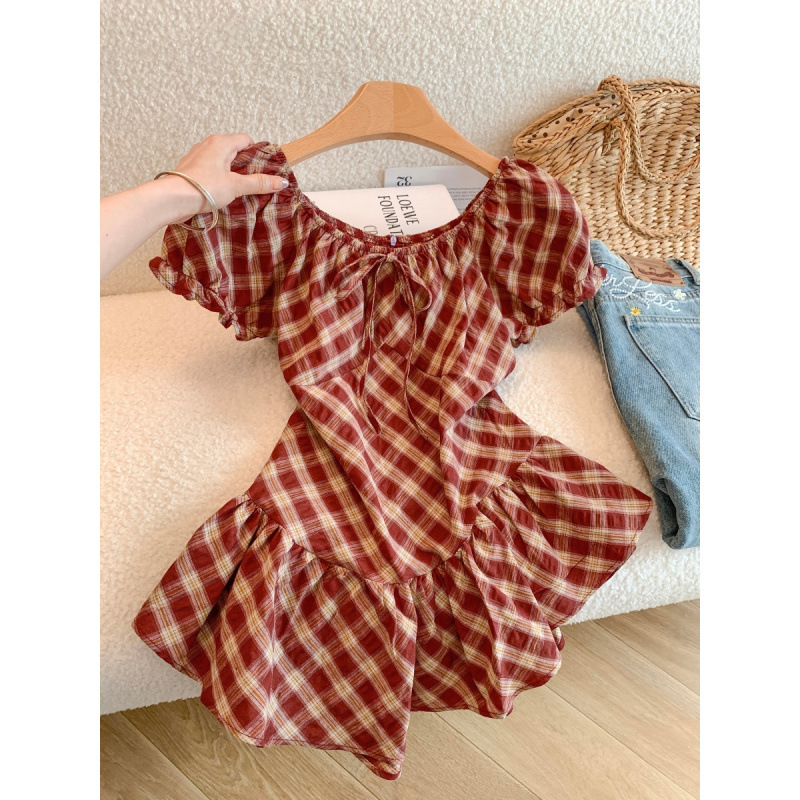 Sweet and Spicy Plaid Puff-Sleeved Top for Women, Summer Romantic Retro Shirt with Irregular Hem Design and Square Collar