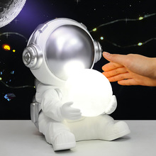 北欧宇航员抱灯摆件卧室床头柜创意太空人拍拍夜灯装饰品礼物批发