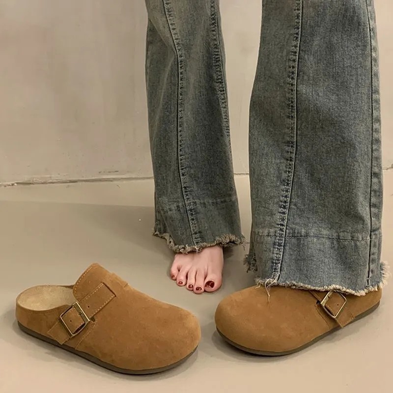 Zapatillas de botellas de mujer con un pedazo de botellas de botellas de botellas con una cabeza de media zapatilla fría con un fondo plano ligero