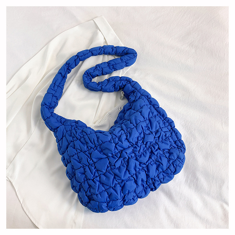 Comercio exterior al por mayor 2023 nueva nube plisada bolso de las mujeres de gran capacidad de hombro bolsa de mensajero bolso de mano a juego