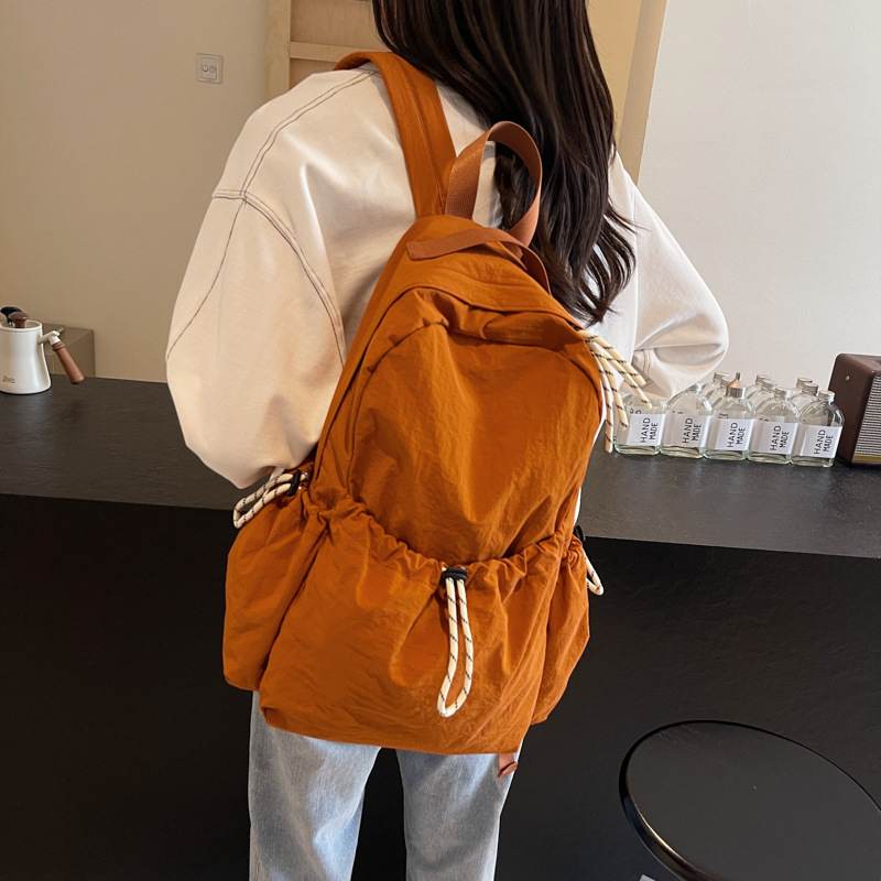 Mochila de nailon ligero para mujer 2024 nueva mochila de viaje casual de gran capacidad para estudiantes de secundaria
